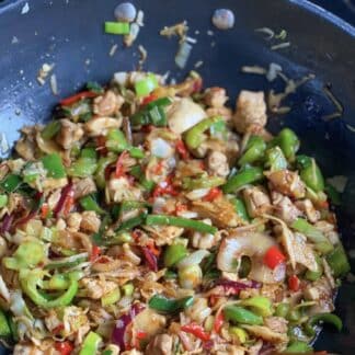 Noodles met kip in kruidige saus (Azië)