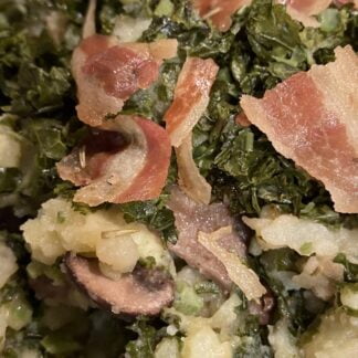 Stamppot van gepofte aardappelen, boerenkool, geroosterde paddenstoelen en spek