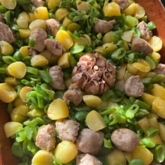 Gekruide krieltjes, saucijsjes en snijbonen uit oven