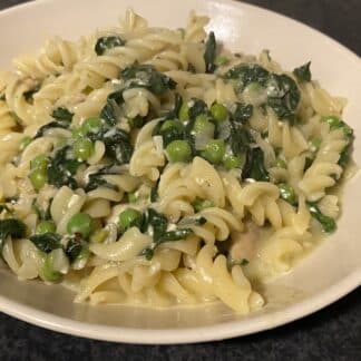 Fusilli met groene groenten en gerookte kip