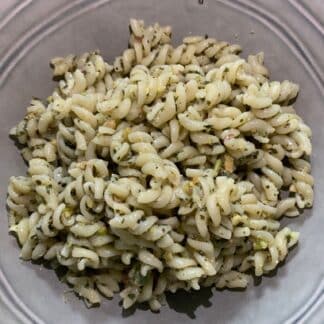 Pastagerecht met een pistachepesto