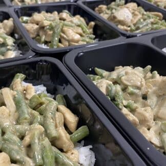 Rijst, kip en groente in romige groene currysaus