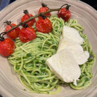 Spaghetti met spinaziepesto en een gebakken kipfilet
