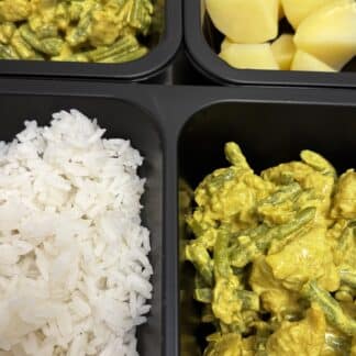 Romige kipkerrie met rijst of gekookte aardappel