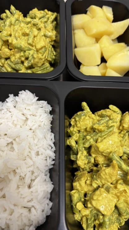 Romige kipkerrie met rijst of gekookte aardappel