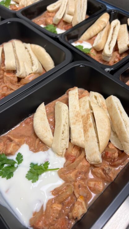 Indische curry met kip en pitabroodjes