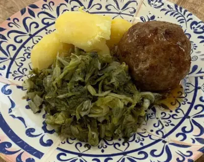 Gehaktbal met gekookte andijvie en aardappels