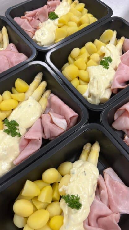 Aspergeschotel met krieltjes, ham en hollandaisesaus