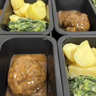 Gehaktbal met gekookte andijvie en aardappels