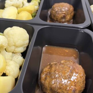 Gehaktbal, gekookte aardappels en bloemkool